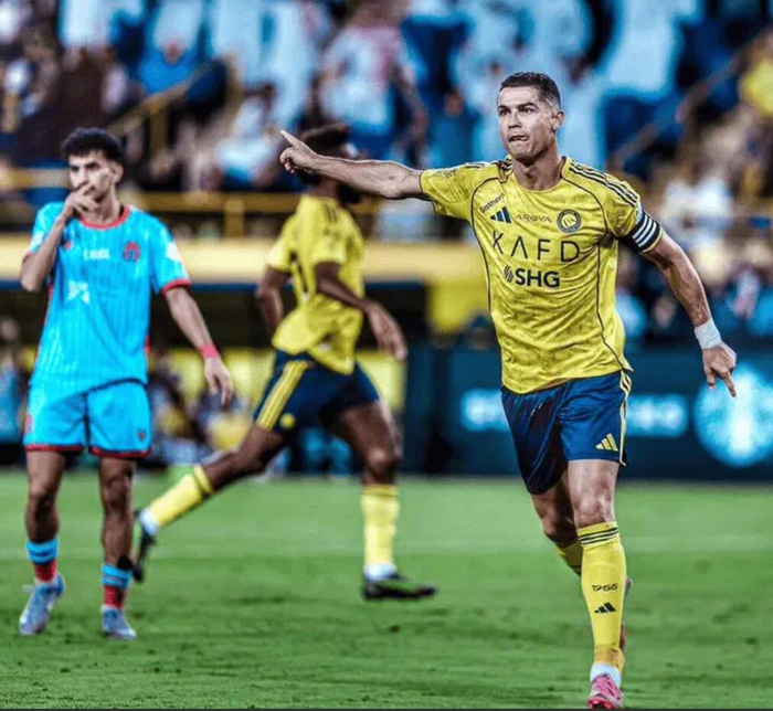 世界杯比赛直播平台-C罗称赞球队精神表现，伤势好转即将归队|克里斯蒂亚诺·罗纳尔多|沙特|教练|队友|领先_新浪体育_新浪新闻